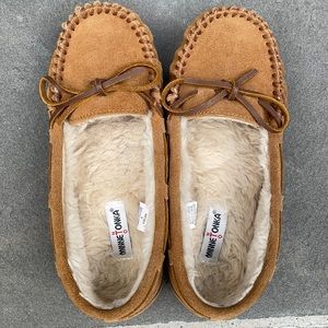 Minnetonka Moccasins Size 4 Tan